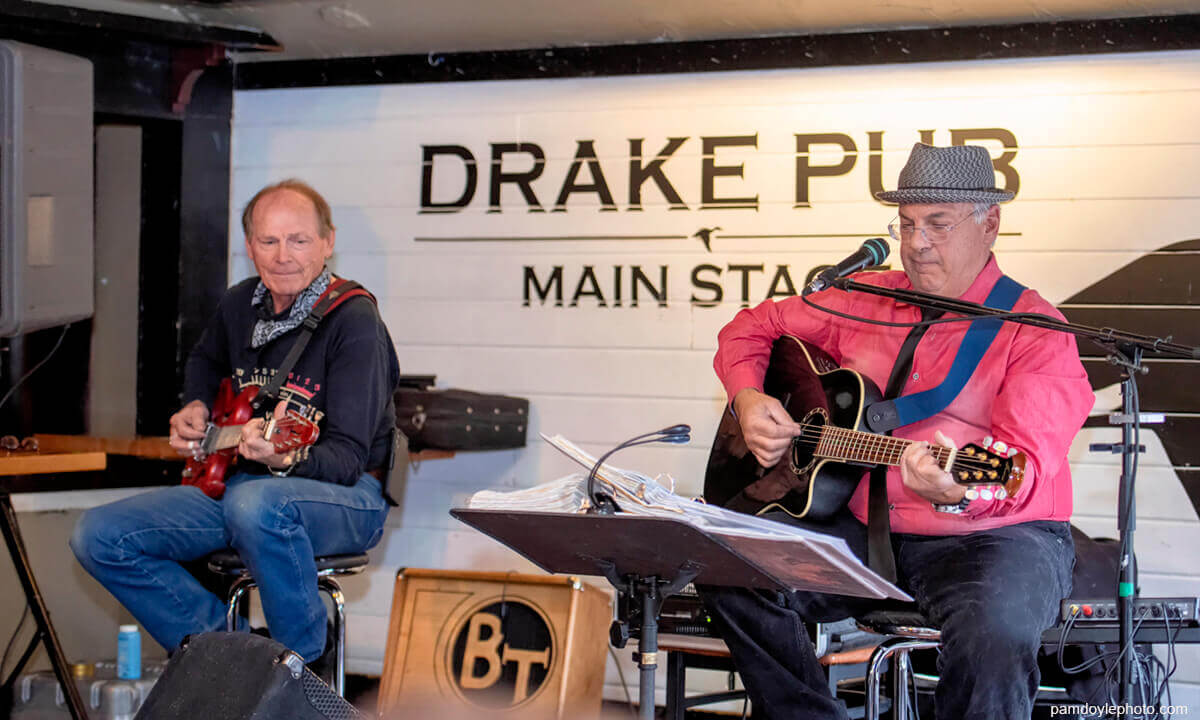 Jon-and-guitarist-at-Drak_pamdoyle-w